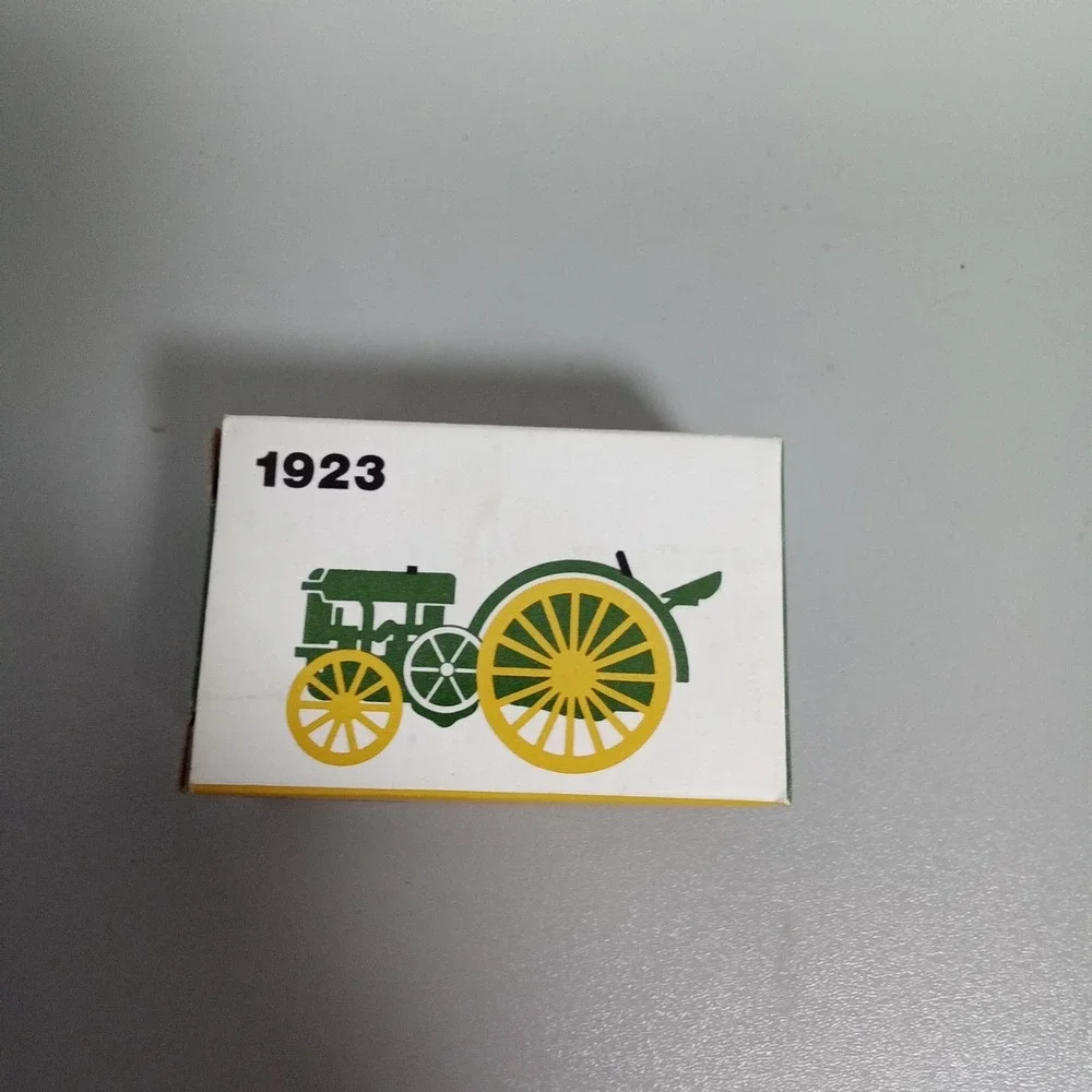 John Deere 1923 Model D Tractor Ertl Die-cast Miniature No. 563 with Box Green